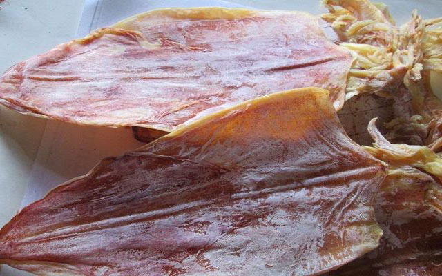 Mực khô ngon có phấn trắng đều trên thân, mực có màu hồng nhạt