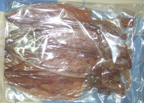 Bọc kín mực khô trong túi nilong rồi bảo quản trong ngăn đá tủ lạnh để sử dụng lâu hơn