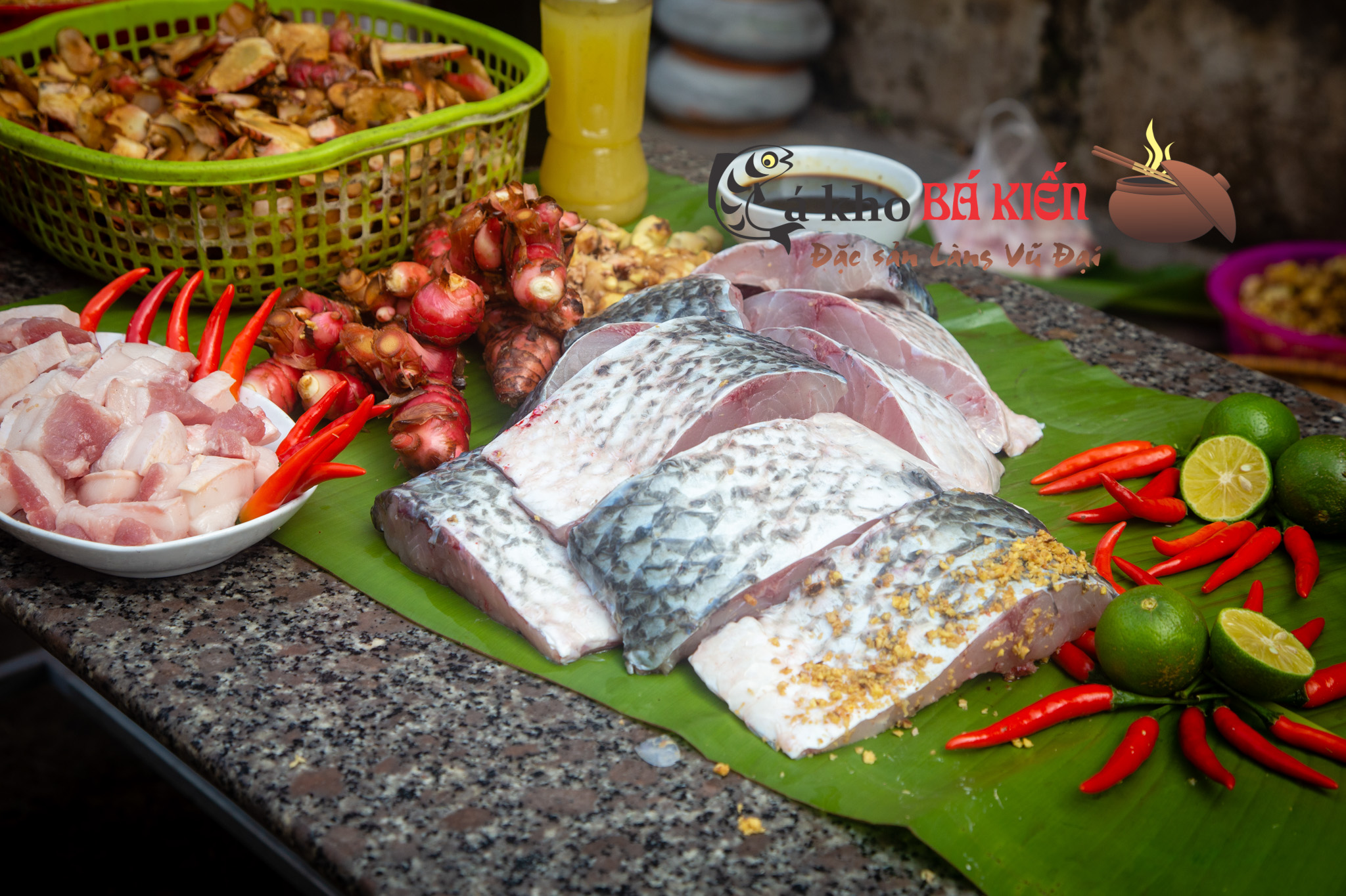 Cá trắm đen 16 loại gia vị khác nhau gia truyền đã tạo nên món cá kho làng Vũ Đai trứ danh đến thế