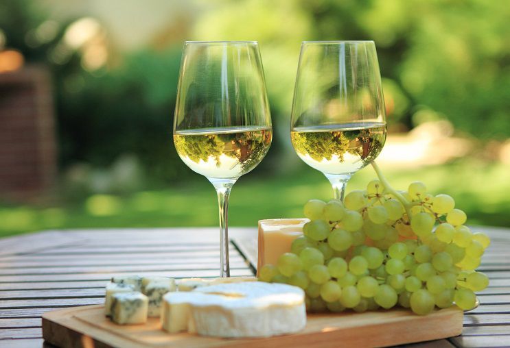 Rượu vang trắng là một sự lựa chọn hoàn hảo, khi kết hợp với các loại hải sản khô